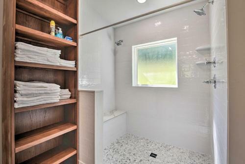 Renovated Lakeside Home With Private Boat Dock!