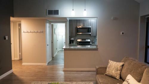 Cozy Downtown High-rise Luxury Apartments