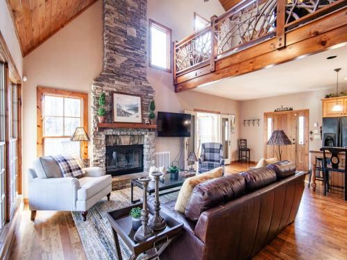 Laurel Valley Retreat - Pool Table And Fireplace