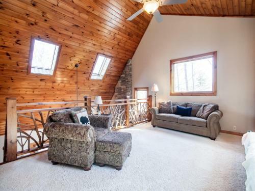 Laurel Valley Retreat - Pool Table And Fireplace