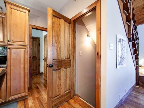 Laurel Valley Retreat - Pool Table And Fireplace