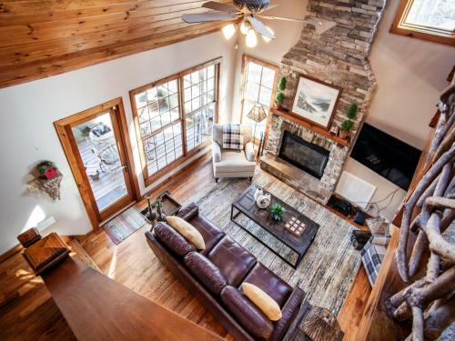 Laurel Valley Retreat - Pool Table And Fireplace