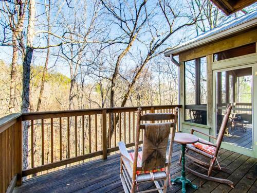 Laurel Valley Retreat - Pool Table And Fireplace