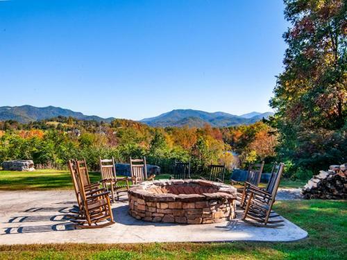 Abrams Retreat At Cades Cove With Mountain Views