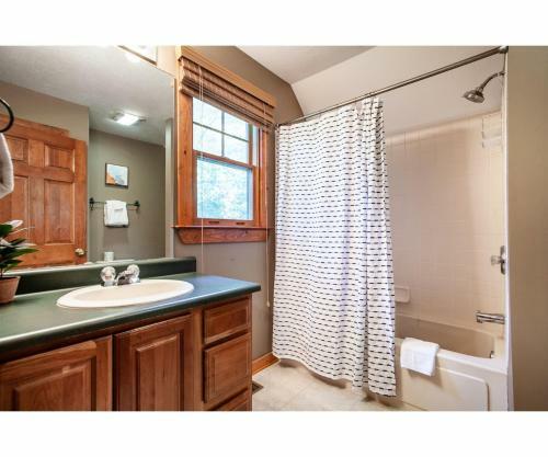 Lillypad Landing With Hot Tub, Pool Table, And Fireplace