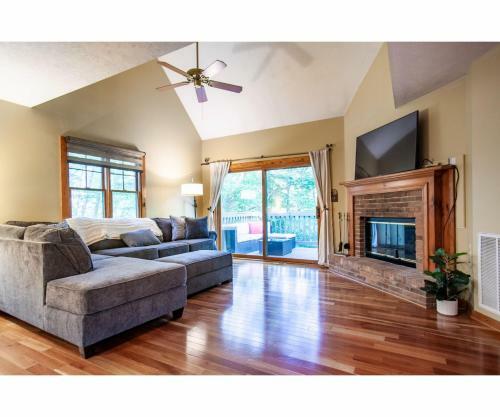Lillypad Landing With Hot Tub, Pool Table, And Fireplace