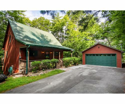 Lillypad Landing With Hot Tub, Pool Table, And Fireplace