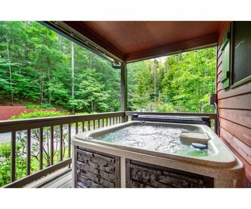 Lillypad Landing With Hot Tub, Pool Table, And Fireplace
