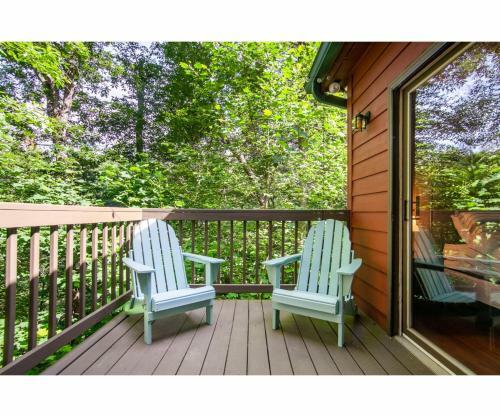 Lillypad Landing With Hot Tub, Pool Table, And Fireplace