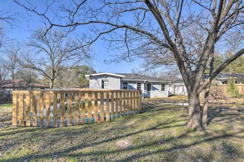 Modern Arlington Getaway Fenced Yard And Pool!