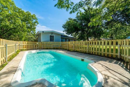 Modern Arlington Getaway Fenced Yard And Pool!