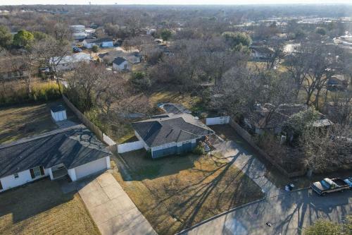 Modern Arlington Getaway Fenced Yard And Pool!