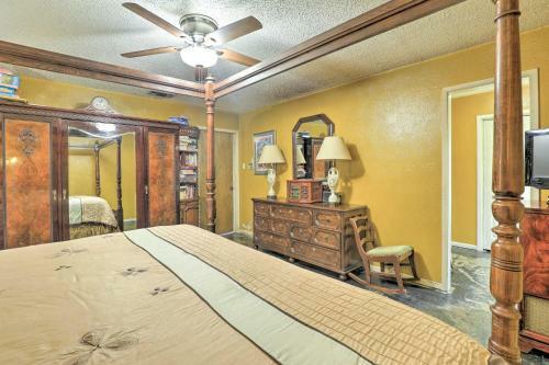 Spacious Home With Deck About 2 Mi To Lake Arlington!