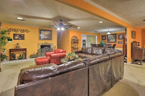 Spacious Home With Deck About 2 Mi To Lake Arlington!