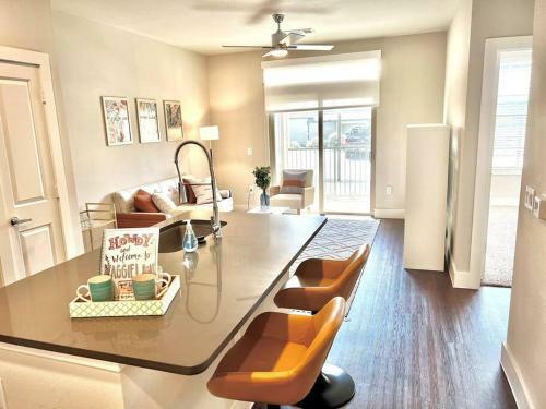 Immaculate Apartment W/king Bed &resort Style Pool