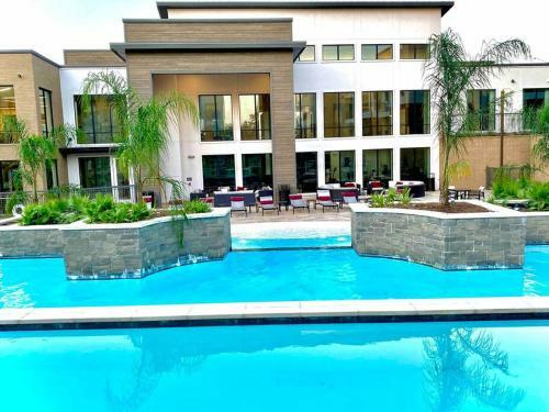 Immaculate Apartment W/king Bed &resort Style Pool