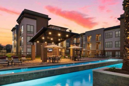 Immaculate Apartment W/king Bed &resort Style Pool