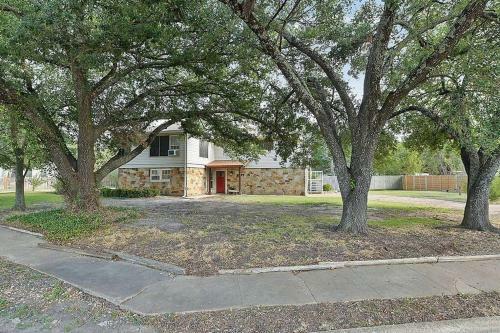 Spacious 4-bedroom Home W/ Beautiful Garden