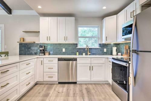 Modern And Colorful Buda Home Near Dtwn Austin!