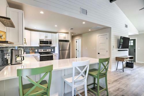 Modern And Colorful Buda Home Near Dtwn Austin!