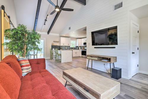 Modern And Colorful Buda Home Near Dtwn Austin!