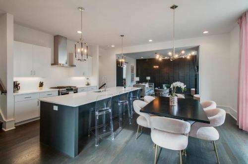 4 Connecting Condos - Sleeps 32 To 36 - Firepits - Garages - Rooftops Decks - Great Views - Security