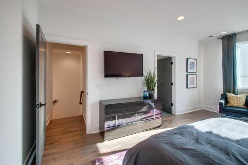 Gulch Modern 3 Story Condo, 2 Car Garage, Rooftop Fire Pit, Security, And View!