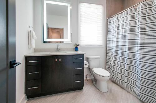 Gulch Modern 3 Story Condo, 2 Car Garage, Rooftop Fire Pit, Security, And View!