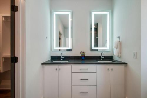 Gulch Modern 3 Story Condo, 2 Car Garage, Rooftop Fire Pit, Security, And View!