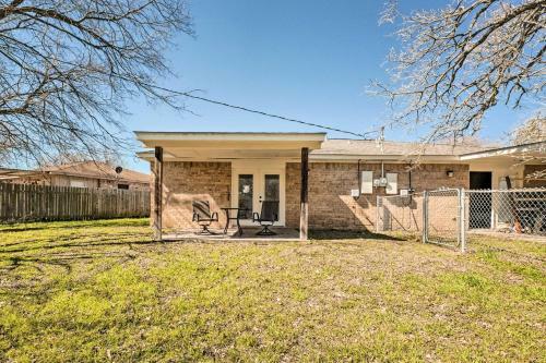 Charming Abode With Yard About 2 Mi To Texas Aandm!