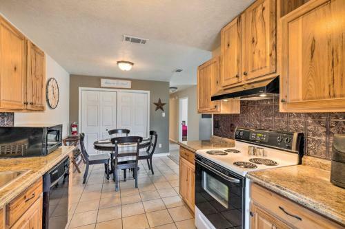 Charming Abode With Yard About 2 Mi To Texas Aandm!
