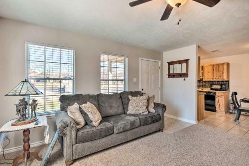 Charming Abode With Yard About 2 Mi To Texas Aandm!