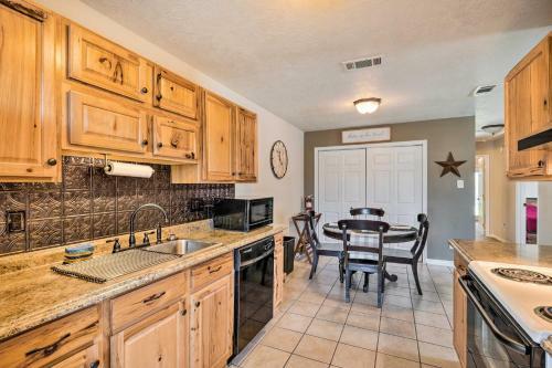 Charming Abode With Yard About 2 Mi To Texas Aandm!