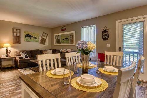Apartamento Fun & Games By Honeybearcabins 2br/1ba Sleeps 7