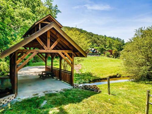Timberwolf Vista W Hottub Pool Resort View