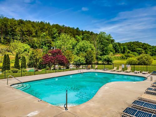Timberwolf Vista W Hottub Pool Resort View