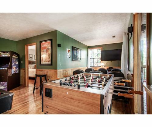 Treeside Retreat - Game Rm, Hottub, Community Pool