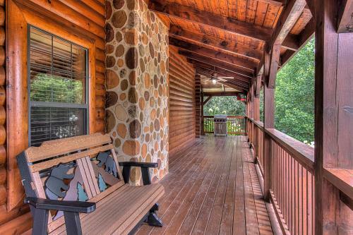Peaceful 4bed/3.5bath Luxury Cabin, Hot Tub!