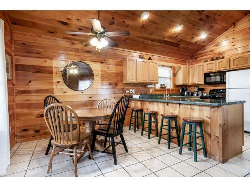 Papa Bear - Private With Hot Tub, Pool Table, And View