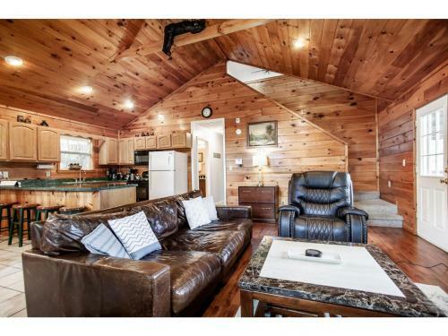 Papa Bear - Private With Hot Tub, Pool Table, And View
