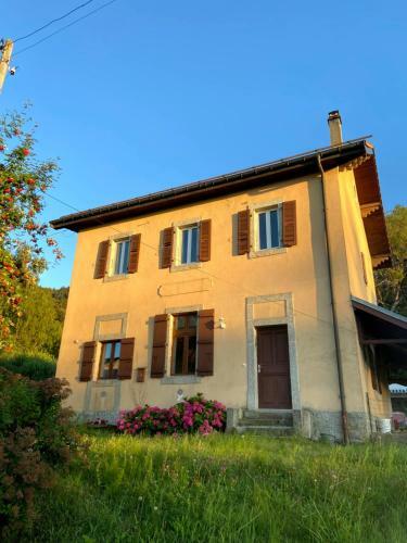 Laprau, House Between Lake & Mountain