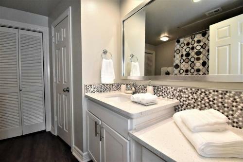 Elegant Stays Corporate Apartment Uptown - Downtown -