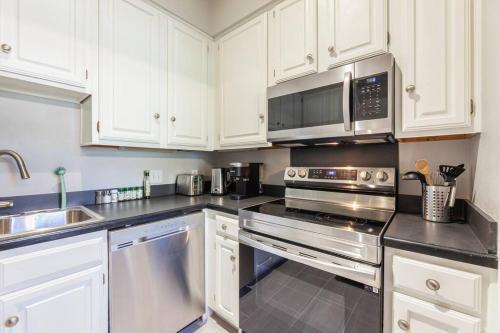 Modern-english Decor 1 Bedroom Apartment Work Remote