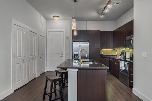 Bright Chic 2br Apartment By Stay Gia