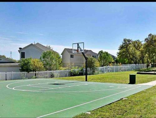 Witte Wonderland - Separate Garage Apartment!!