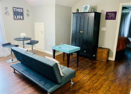 Witte Wonderland - Separate Garage Apartment!!