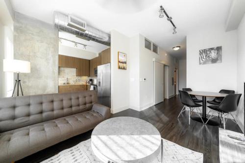 Bright Chic 1br Apartment By Stay Gia
