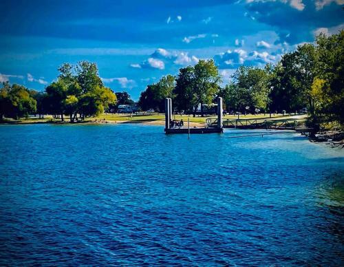 Divine 3bd/2ba + Lake, Firepit, Trampoline & Gym