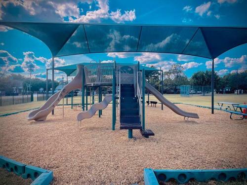 Divine 3bd/2ba + Lake, Firepit, Trampoline & Gym