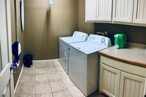 Divine 3bd/2ba + Lake, Firepit, Trampoline & Gym